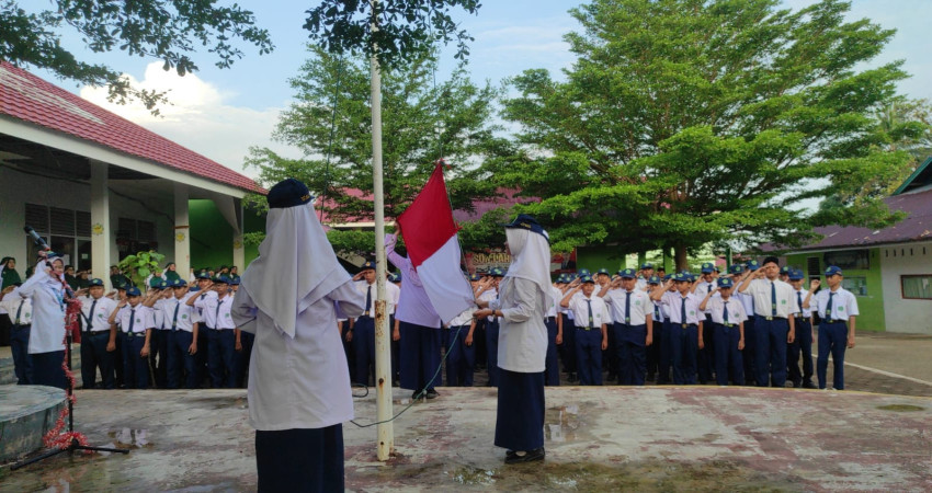 Pembina Upacara Tekankan Persiapan Spiritual Menyambut Ramadan dalam Upacara Bendera MTsN 5 Kota Padang