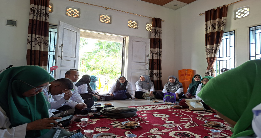 Tim Sosial MTsN 5 Kota Padang Laksanakan Takziah ke Rumah Guru yang Berduka