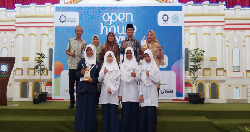 Hebat ! Siswa MTsN 5 Kota Padang Ukir Prestasi Dengan Menyabet 5 Medali Sekaligus