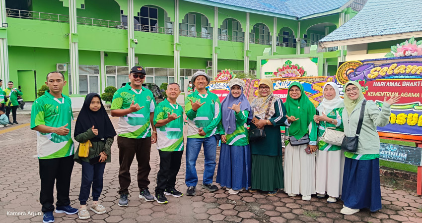 GTK MTsN 5 Kota Padang Ikuti Gerak Jalan Sehat Peduli Kemanusiaan HAB Kemenag ke-80