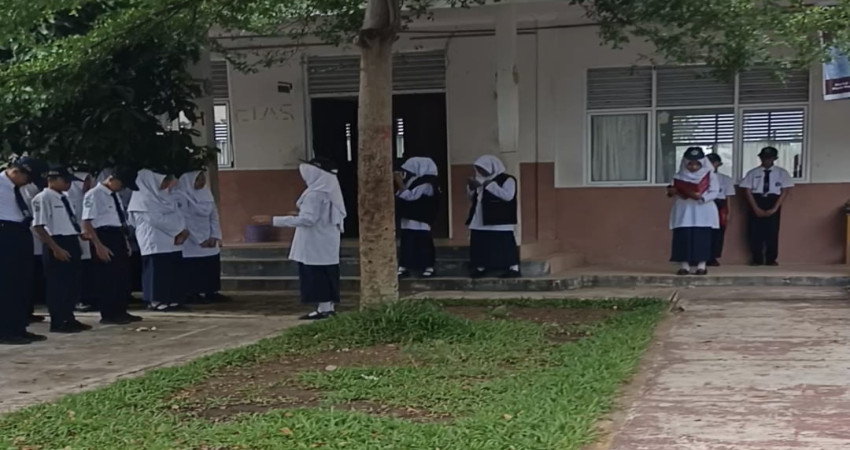 Ekskul Jurnalistik MTsN 5 Kota Padang Aktif Meliput Seluruh Rangkaian Kegiatan Upacara Bendera