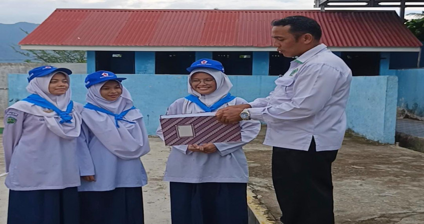 PMR MTsN 5 Kota Padang Laksanakan Tugas Pelayanan Kesehatan Saat Upacara Bendera