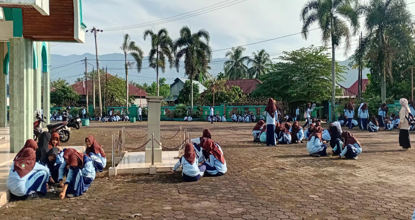 MTsN 5 Kota Padang Laksanakan Thaharah 4 Masjid dalam Rangka HAB Kemenag ke-80