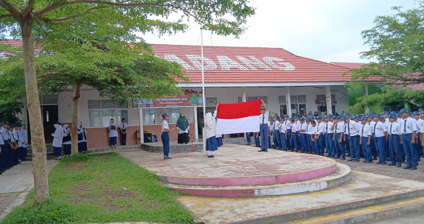 Upacara Bendera MTsN 5 Kota Padang, Riza Puspita Sari Tegaskan Penguatan Akhlak dan Karakter Siswa