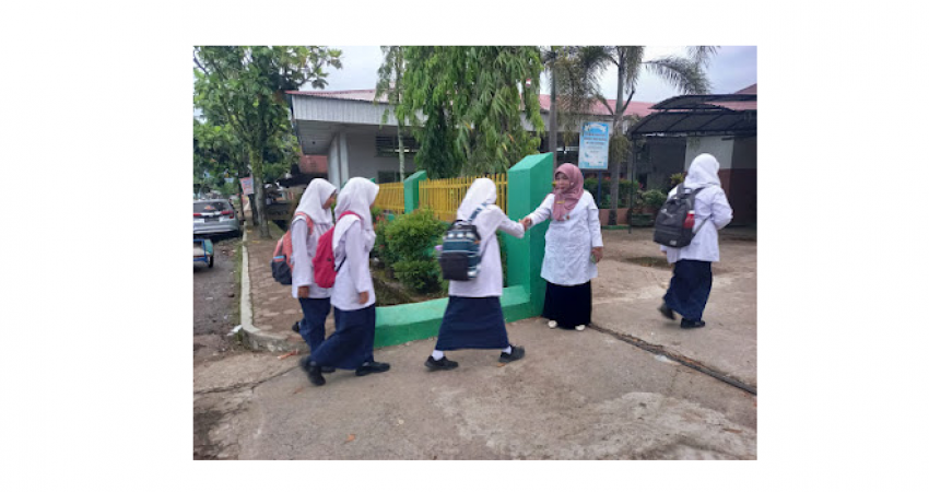 Tumbuhkan Perilaku Sopan Santun Siswa MTsN 5 Padang Budayakan Bersalaman Terhadap Guru