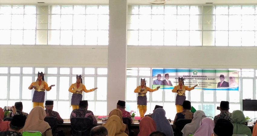 Saat Tari Piring MTsN 5 Padang Tampil Memukau di Aula Asrama Haji Batang Anai Padang Pariaman