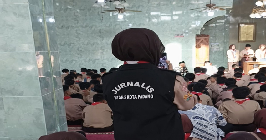 Ekskul Jurnalistik MTsN 5 Kota Padang Bertugas Dokumentasikan Peringatan Isra Mi’raj