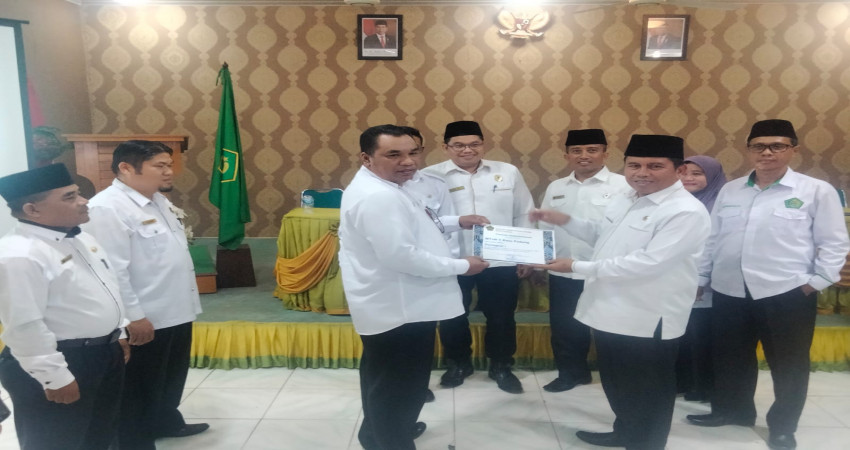 Sukses Terbaik I Serapan Anggaran Tertinggi Triwulan III, MTsN 5 Kota Padang Terima Piagam Penghargaan