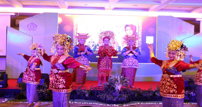 Sanggar Tari MTsN 5 Padang Tampil di Acara Malam Grand Final Penilaian Penyuluh Teladan Se-Sumatera Barat
