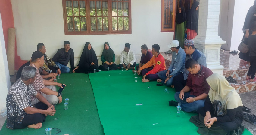 Keluarga Besar MTsN 5 Kota Padang Berkunjung ke Rumah Duka , Sampaikan Ungkapan Perasaan