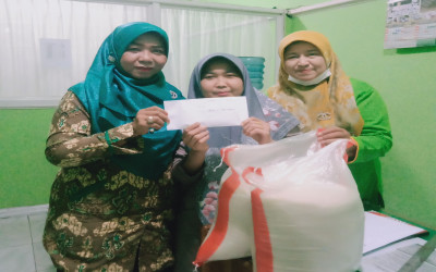 MTsN 5 Kota Padang Serahkan Zawak Dan Beras Genggam