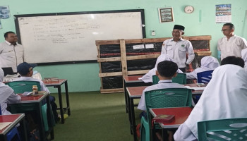 MTsN 5 Kota Padang Hadirkan Smart TV dari Dana BOS, Dukung Pembelajaran Digital