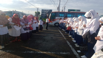 Kepala MTsN 5 Kota Padang Lepas Rombongan Wisata Edukasi