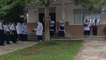 Ekskul Jurnalistik MTsN 5 Kota Padang Aktif Meliput Seluruh Rangkaian Kegiatan Upacara Bendera