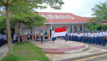 Upacara Bendera MTsN 5 Kota Padang, Riza Puspita Sari Tegaskan Penguatan Akhlak dan Karakter Siswa