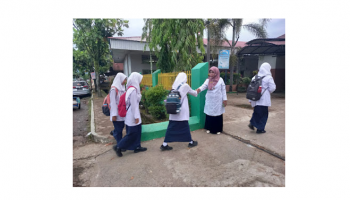 Tumbuhkan Perilaku Sopan Santun Siswa MTsN 5 Padang Budayakan Bersalaman Terhadap Guru