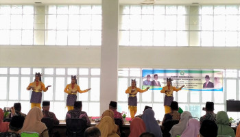 Saat Tari Piring MTsN 5 Padang Tampil Memukau di Aula Asrama Haji Batang Anai Padang Pariaman