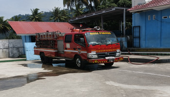 Damkar Kota Padang Salurkan Bantuan Air Bersih ke MTsN 5 Kota Padang